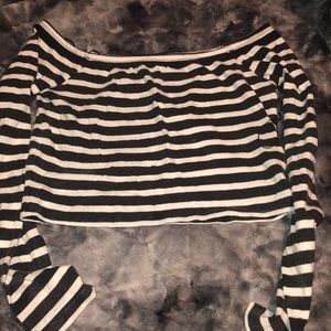 black and white long sleeve crop top